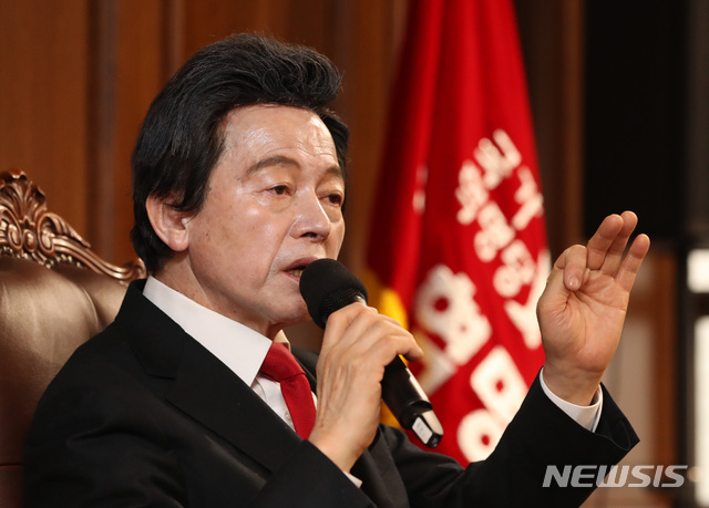 [서울=뉴시스] 전진환 기자 = 허경영 국가혁명당 대표가 23일 오전 서울 여의도 중앙당사에서 기자회견을 열고 서울시장 보궐선거 출마를 공식선언하고 있다. 2020.12.23. amin2@newsis.com