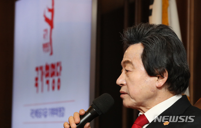 [서울=뉴시스] 전진환 기자 = 허경영 국가혁명당 대표가 23일 오전 서울 여의도 중앙당사에서 기자회견을 열고 서울시장 보궐선거 출마를 공식선언하고 있다. 2020.12.23. amin2@newsis.com