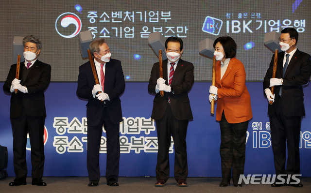 [서울=뉴시스] 박주성 기자 = 정세균 국무총리를 비롯한 내빈들이 23일 오전 서울 여의도 63컨벤션센터 그랜드볼룸에서 열린 2020 대한민국 중소기업 규제혁신 대상 시상식에서 규제혁신 망치 퍼포먼스를 준비하고 있다. 사진 왼쪽부터 윤종원 IBK기업은행장, 장대환 매경미디어그룹 회장, 정세균 국무총리, 박영선 중소벤처기업부 장관, 박주봉 중소기업 옴부즈만. 2020.12.23. park7691@newsis.com