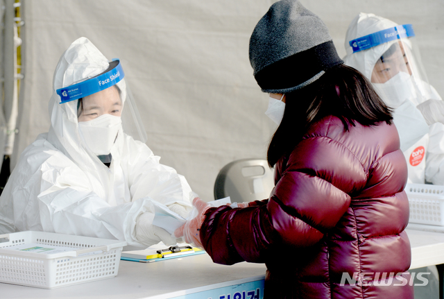 [울산=뉴시스] 배병수 기자 = 신종 코로나바이러스 감염증(코로나19)이 전국적으로 확산하고 있는 가운데 23일 오전 울산 울주군 범서생활체육공원에 마련된 선별진료소에서 어린이가 무료 신속항원검사를 받고 있다. 2020.12.23. bbs@newsis.com.