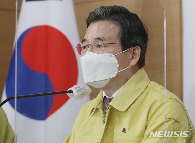 [서울=뉴시스]김명원 기자 = 김용범 기획재정부 제1차관이 23일 서울 종로구 정부서울청사 합동브리핑실에서 비상경제 중앙대책본부 겸 뉴딜 관계장관회의 정례브리핑을 하고 있다. (공동취재사진) 2020.12.23. photo@newsis.com