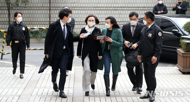 [서울=뉴시스]김선웅 기자 = 자녀 입시비리와 사모펀드 투자 의혹 등의 혐의로 재판에 넘겨진 정경심 동양대 교수가 23일 오후 서울 서초구 서울중앙지법에서 열린 1심 선고 공판에 출석하고 있다. 2020.12.23. mangusta@newsis.com