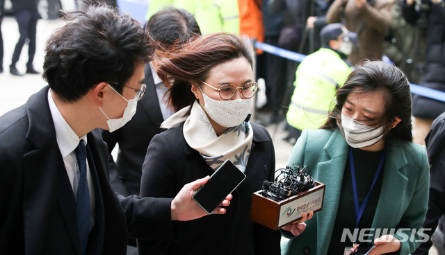 [서울=뉴시스]김선웅 기자 = 자녀 입시비리와 사모펀드 투자 의혹 등의 혐의로 재판에 넘겨진 정경심 동양대 교수가 23일 오후 서울 서초구 서울중앙지법에서 열린 1심 선고 공판에 출석하고 있다. 2020.12.23. mangusta@newsis.com 