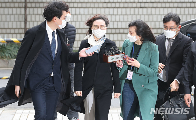 [서울=뉴시스]김선웅 기자 = 자녀 입시비리와 사모펀드 투자 의혹 등의 혐의로 재판에 넘겨진 정경심 동양대 교수가 지난 23일 오후 서울 서초구 서울중앙지법에서 열린 1심 선고 공판에 출석하고 있다. 2020.12.23. mangusta@newsis.com