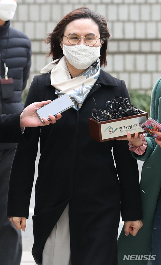 [서울=뉴시스]김선웅 기자 = 자녀 입시비리와 사모펀드 투자 의혹 등의 혐의로 재판에 넘겨진 정경심 동양대 교수가 지난해 12월23일 오후 서울 서초구 서울중앙지법에서 열린 1심 선고 공판에 출석하고 있다. 2020.12.23. mangusta@newsis.com