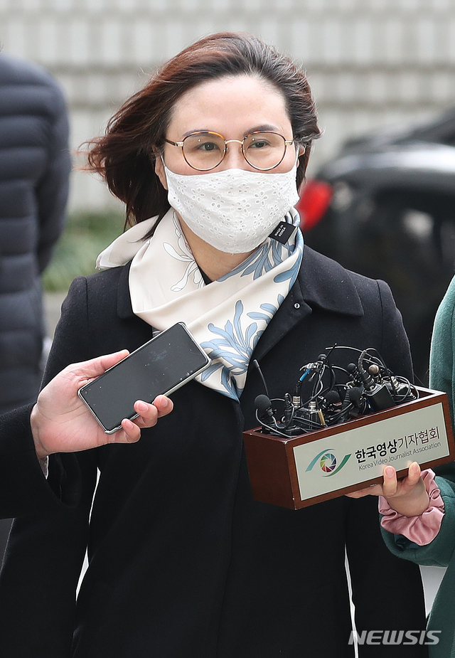 [서울=뉴시스]김선웅 기자 = 자녀 입시비리와 사모펀드 투자 의혹 등의 혐의로 재판에 넘겨진 정경심 동양대 교수가 23일 오후 서울 서초구 서울중앙지법에서 열린 1심 선고 공판에 출석하고 있다. 2020.12.23. mangusta@newsis.com 