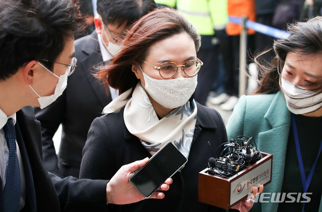 [서울=뉴시스]김선웅 기자 = 자녀 입시비리와 사모펀드 투자 의혹 등의 혐의로 재판에 넘겨진 정경심 동양대 교수가 지난 23일 오후 서울 서초구 서울중앙지법에서 열린 1심 선고 공판에 출석하고 있다. 2020.12.23. mangusta@newsis.com