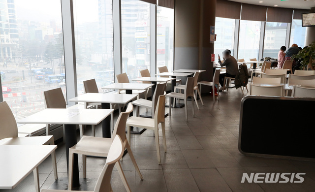 [서울=뉴시스] 고범준 기자 = 수도권 지역에 5인 이상 집합금지 행정명령 시행 첫 날인 23일 서울역 내 푸드코트에서 시민들이 식사를 하고 있다. 중앙재난안전대책본부는 오는 24일 0시부터 내년 1월 3일 밤 12시까지 전국적으로 특별방역 강화 조치를 시행한다 밝혔다. 2020.12.23. bjko@newsis.com