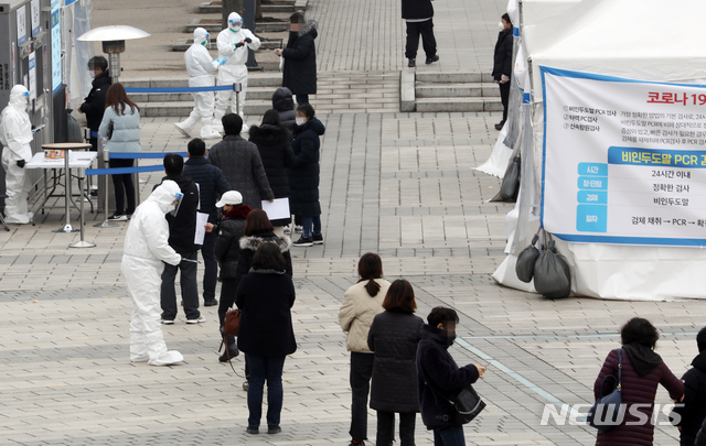 [인천=뉴시스] 이종철 기자 = 23일 오후 인천시 남동구 중앙공원 내 신종 코로나바이러스 감염증(코로나19) 임시 선별검사소에서 시민들이 검사를 받고 있다. 2020.12.23. jc4321@newsis.com