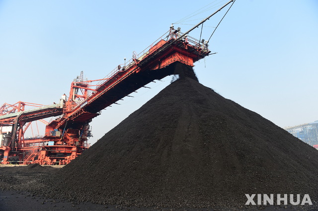 [창저우=신화/뉴시스] 허베이성 창저우에 있는 황화 항구 부두에 석탄이 쌓여 있는 모습. 2020.12.23.