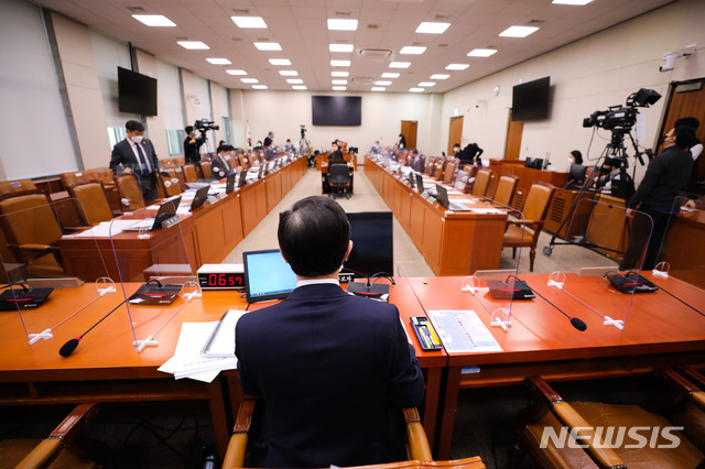 [서울=뉴시스] 김진아 기자 = 변창흠 국토교통부 장관 후보자가 23일 서울 여의도 국회에서 열린 국토교통위원회의 인사청문회에서 청문회 시작을 기다리고 있다. (공동취재사진) 2020.12.23. photo@newsis.com