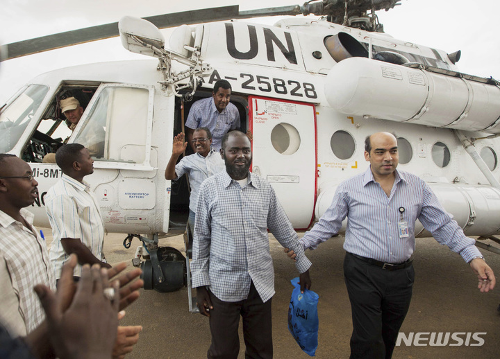 [다르푸르(수단)=AP/뉴시스] 수단의 다르푸르 유엔평화유지군이 인질로 잡혔던 유엔직원들을 구조해 헬기에서 내리고 있다 (2014년 자료사진). 유엔 안보리는 2020년 12월 22일로 수단의 다르푸르 평화유지군의 임무를 종결했다.  2025.08.14. 