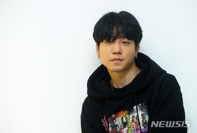 [서울=뉴시스]배훈식 기자 = 쇼미더머니 9 우승자 래퍼 릴보이가 지난 23일 서울 성동구의 한 카페에서 뉴시스와 인터뷰 전 포즈를 취하고 있다. 2020.12.24. dahora83@newsis.com