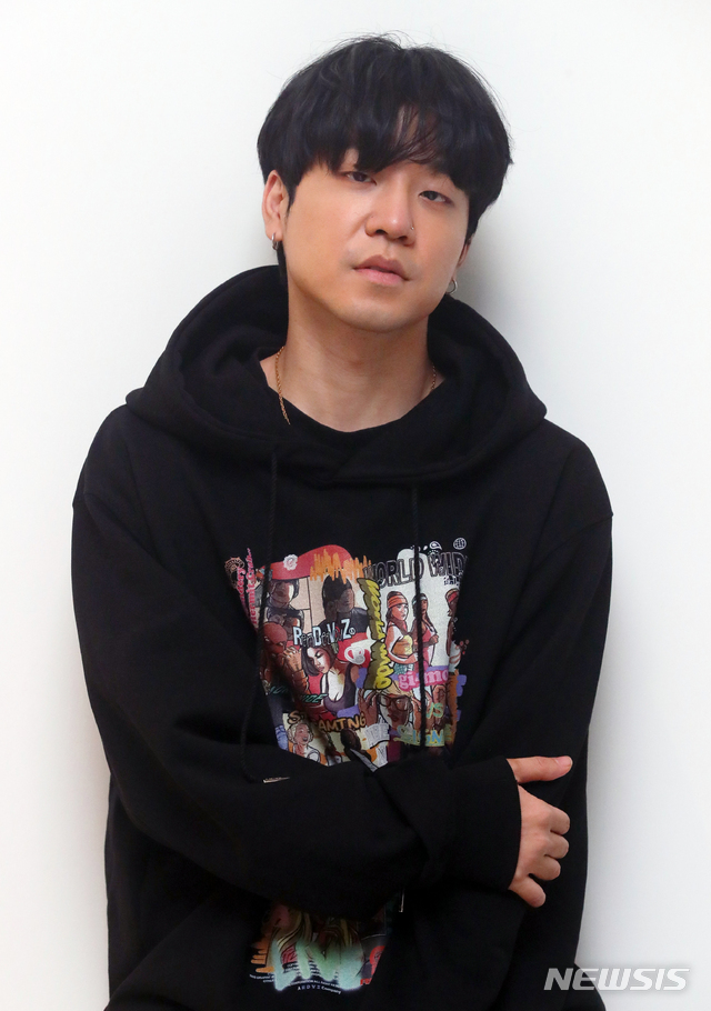 [서울=뉴시스]배훈식 기자 = 쇼미더머니 9 우승자 래퍼 릴보이가 지난 23일 서울 성동구의 한 카페에서 뉴시스와 인터뷰 전 포즈를 취하고 있다. 2020.12.24. dahora83@newsis.com