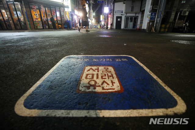 [서울=뉴시스]배훈식 기자 = 서울시 등 수도권 '5인 이상 집합금지' 행정명령이 시행된 23일 오후 서울 중구 을지로 노가리 골목이 한산한 모습을 보이고 있다. 2020.12.23. dahora83@newsis.com