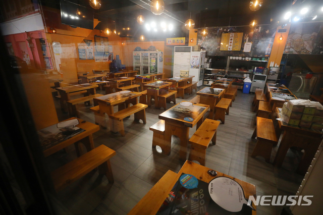 [서울=뉴시스]배훈식 기자 = 서울시 등 수도권 '5인 이상 집합금지' 행정명령이 시행된 23일 오후 서울 중구 을지로 노가리 골목의 한 주점이 텅 비어 있다. 2020.12.23. dahora83@newsis.com