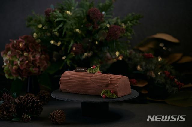 [서울=뉴시스]롯데호텔 서울·월드 '델리카한스'의 '노엘 케이크'