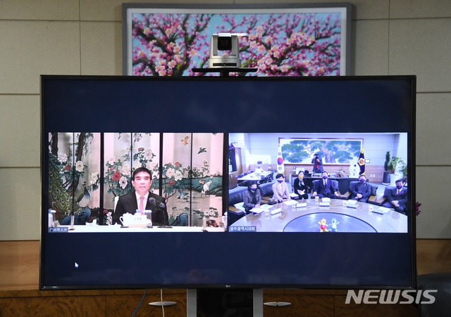 [광주=뉴시스] 배상현기자=광주광역시의회(의장 김용집)은 24일 중국 광저우시 인민대표회의(주임 스치주(石奇珠))와 영상회의를 개최했다. 광주시의회와 광저우시 인민대표회의는 지난 2012년 양 도시 의회 간 우호 협정을 체결하여 지금까지 교류를 계속해 오고 있다. (사진=광주시의회 제공) 2020.12.24 praxis@newsis.com