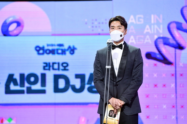 [서울=뉴시스] 24일 오후 방송된 '2020 KBS 연예대상' 시상자 이동국 (사진 = KBS) photo@newsis.com