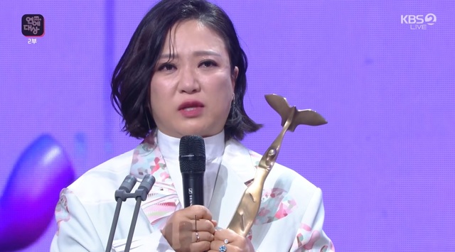 [서울=뉴시스] 24일 오후 방송된 '2020 KBS 연예대상'에서 대상을 수상한 김숙 (사진 = KBS) photo@newsis.com