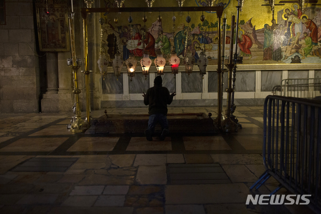 [예루살렘=AP/뉴시스]예수 그리스도가 묻힌 것으로 믿어지고 있는 예루살렘 구시가지의 성묘교회에서 23일 한 남성이 기도를 드리고 있다. 이스라엘에서도 신종 코로나바이러스 감염증(코로나19) 변이 바이러스가 처음으로 발견됐다고 이스라엘 보건부가 23일(현지시간) 밝혔다.보건부는 영국에서 귀국한 후 정부가 격리 시설로 운영하는 호텔에 수용된 3명으로부터 변이 바이러스가 발견됐으며, 또다른 한 명은 어디에서 변이 바이러스에 감염됐는지 확실히 밝혀지지 않고 있다고 말했다. 2020.12.24 