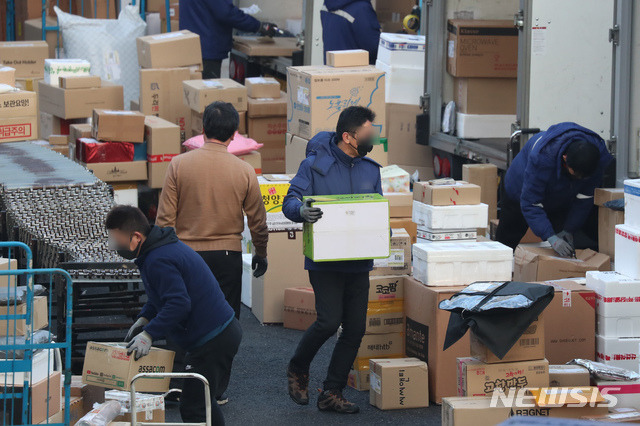 [서울=뉴시스] 고승민 기자 = 23일 수원에서 한 택배노동자가 집에서 사망한 채 발견되는 등 연말연시를 맞아 택배노동자들의 고충이 심화되고 있는 24일 서울의 한 택배사 물류센터에서 노동자들이 분류 및 상차 작업을 하고 있다. 2020.12.24. kkssmm99@newsis.com