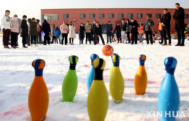 [창셴=신화/뉴시스] ﻿﻿중국 정부가 동북부 지린성과 서북부 신장위구르자치구 일부 지역 초등학교와 중학교를 대상으로 '눈 방학' 제도를 최초 도입했다. 사진은 중국 허베이성 창셴 현에서 주민들이 겨울 스포츠 활동으로 '눈밭 볼링'을 즐기는 모습. 2025.12.01 