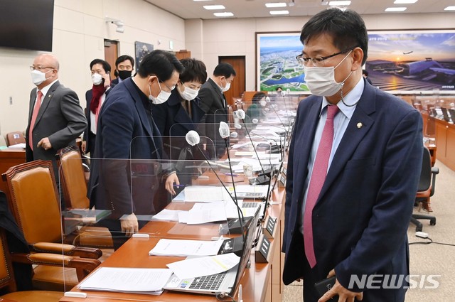 [서울=뉴시스] 최동준 기자 = 24일 서울 여의도 국회에서 열린 국토교통위원회 전체회의에서 국민의힘 간사 이헌승 의원 등 야당 의원들이 회의실을 퇴장하고 있다. (공동취재사진) 2020.12.24. photo@newsis.com