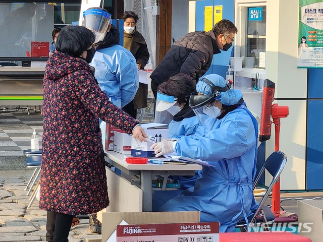 [밀양=뉴시스]안지율 기자 = 경남 밀양에서 49명의 신규 코로나19 확진자가 발생한 24일 밀양시보건소에 설치된 코로나19 선별진료소에 검사 나온 시민들을 위해 의료진이 검사를 준비하고 있다. 2020.12.24. alk9935@newsis.com