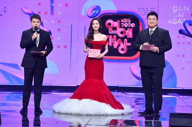 [서울=뉴시스] 24일 오후 방송된 '2020 KBS 연예대상' 진행을 맡은 전현무, 진세연, 김준현 (사진 = KBS) photo@newsis.com 