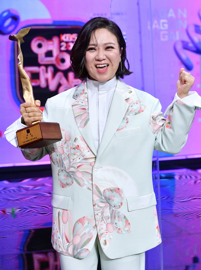 [서울=뉴시스] 24일 오후 진행된 '2020 KBS 연예대상'에서 대상을 받은 개그우먼 김숙 (사진 = KBS) photo@newsis.com 