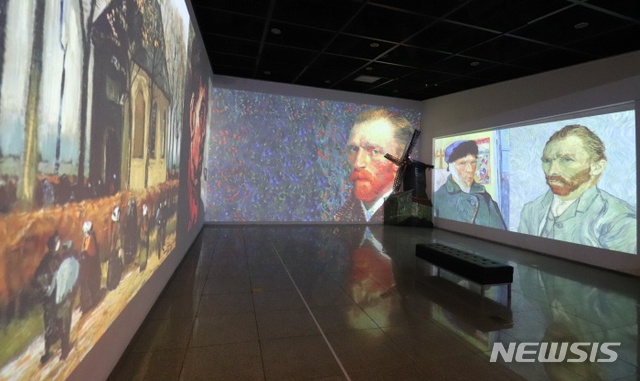 양평군립미술관 '빛의 명화전' 전시공간.