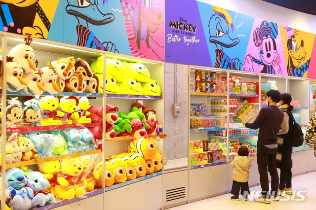 [서울=뉴시스]아이파크몰 '디즈니 프렌즈샵'