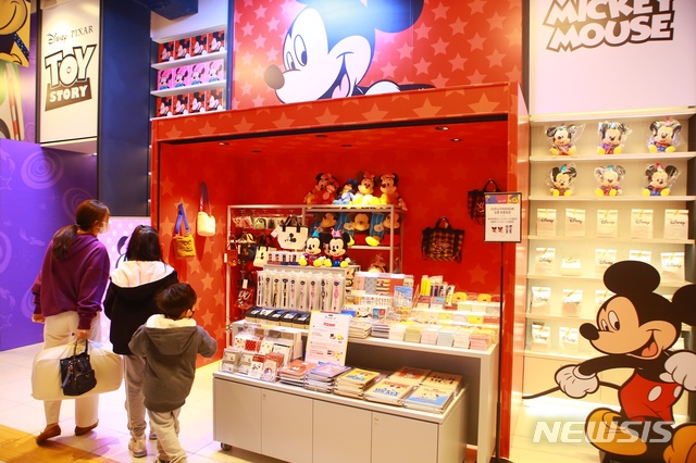 [서울=뉴시스]아이파크몰 '디즈니 프렌즈샵'
