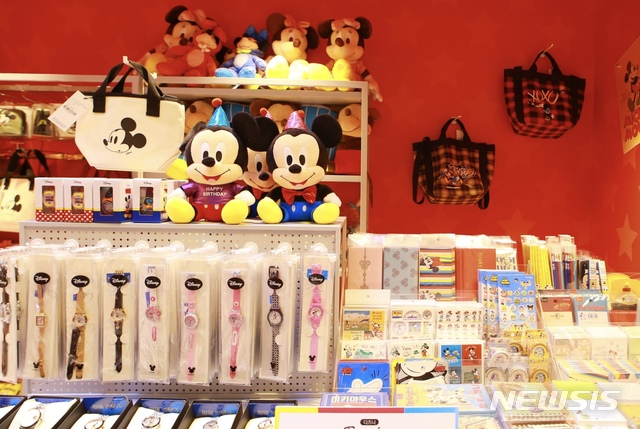 [서울=뉴시스]아이파크몰 '디즈니 프렌즈샵' 