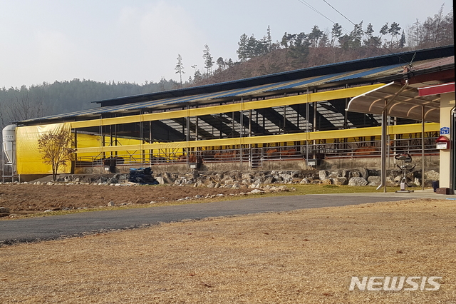 [무주=뉴시스] 한훈 기자 = 25일 전북 무주군에 따르면 깨끗한 축산농가는 환경오염 방지와 지속 가능한 축산업 발전을 위해 축사 내·외부 관리와 가축분뇨 처리 등에 심혈을 기울인 농장을 의미한다.(사진=무주군 제공).2020.12.25.  photo@newsis.com 