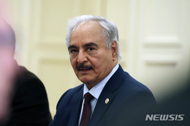 [아테네 =AP/뉴시스] 지난 해 1월 17일 그리스 아테네에서 그리스 외무장관과 회담을 기다리고 있는 리비아 동부 반군사령관 칼리파 하프타 장군의 모습.&nbsp; 2021.02.21.