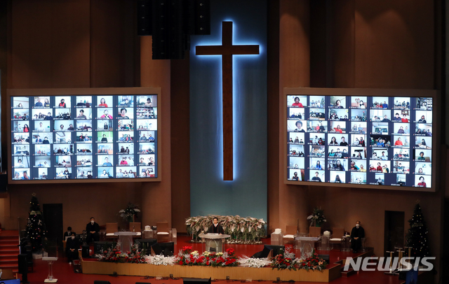 [서울=뉴시스] 이윤청 기자 = 지난해 12월25일 서울 여의도순복음교회 대성전에서 비대면 방식으로 성탄절 축하 예배가 열리고 있다. 2020.12.25. radiohead@newsis.com