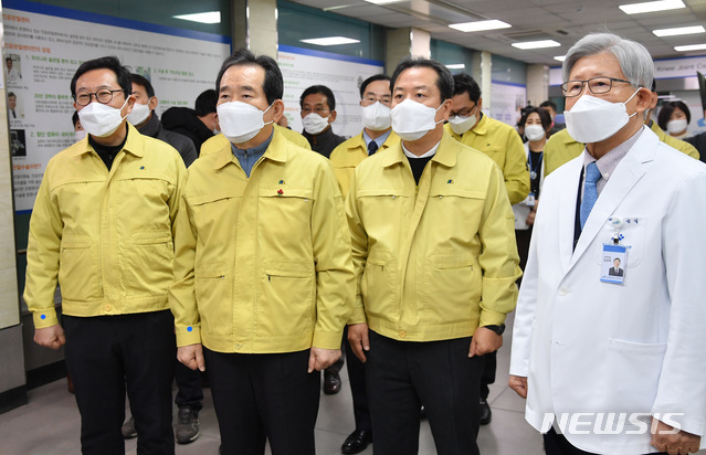 [서울=뉴시스] 이영환 기자 = 정세균 국무총리가 신종 코로나바이러스 감염증(코로나19) 중환자 병상 현장점검의 일환으로 25일 오전 경기 남양주시 현대병원을 찾아 김성덕 의료원장에게 설명을 듣고 있다. 2020.12.25. photo@newsis.com
