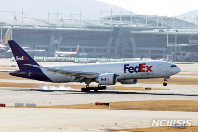 [인천공항=뉴시스]박진희 기자 = 주한미군이 접종할 코로나19  백신을 싣은 화물기가 25일 오후 인천국제공항에 착륙하고 있다. 2020.12.25. pak7130@newsis.com