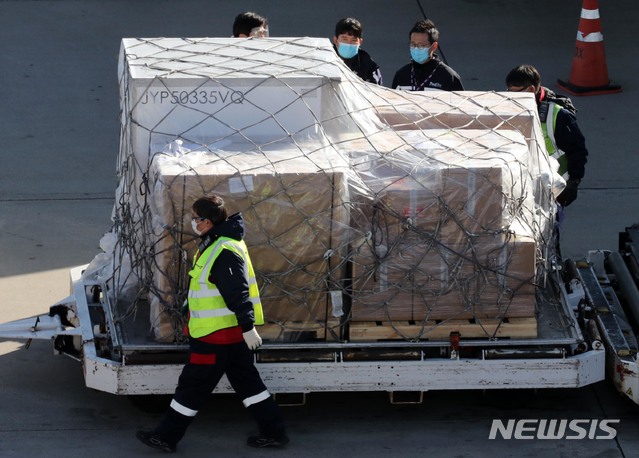 [인천공항=뉴시스]박진희 기자 = 주한미군이 접종할 신종 코로나바이러스 감염증(코로나19) 백신을 싣은 특수 컨테이너(흰색)가 25일 오후 인천국제공항 화물터미널에 도착하고 있다. 2020.12.25. pak7130@newsis.com