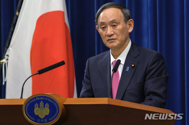 [도쿄=AP/뉴시스]지난달 25일 스가 요시히데 일본 총리가 총리 관저에서 기자회견을 가지고 있다. 2020.12.28.