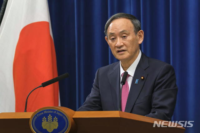 [도쿄=AP/뉴시스]스가 요시히데 일본 총리가 취임 100일을 맞은 25일 도쿄 총리실에서 개최한 신종 코로나바이러스 감염증(코로나19) 관련 기자회견에서 발언하고 있다. 2020.12.25. 