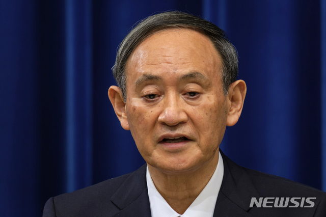 [도쿄=AP/뉴시스]지난 25일 스가 요시히데 일본 총리가 총리 관저에서 기자회견을 가지고 있다. 2020.12.28. 