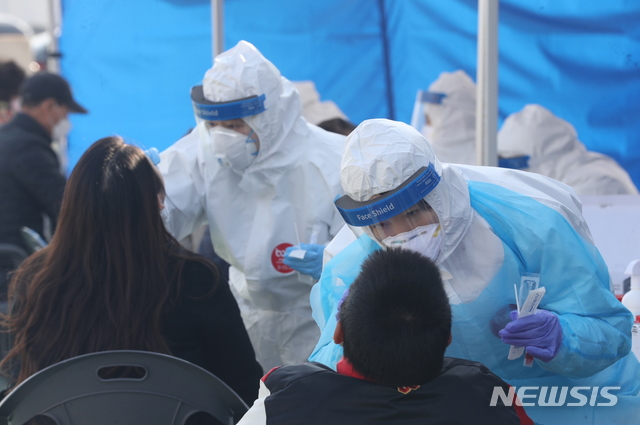 [포항=뉴시스] 강진구 기자 = 경북 포항시 구룡포읍민들이 26일 오전 구룡포읍민도서관 옆에 마련된 긴급 선별진료소에서 코로나19 검사를 받고 있다.(사진=포항시 제공) 2020.12.26.photo@newsis.com