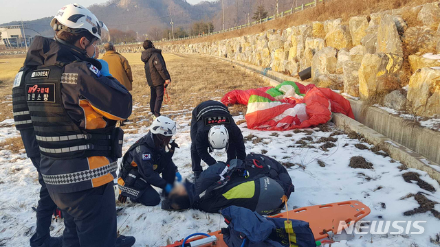 [평창=뉴시스] 김유나 기자 = 26일 오후 3시 53분께 강원 평창군 평창읍에서 패러글라이딩이 추락해 119 구조대원들이 구조 작업을 벌이고 있다. 2020.12.26. (사진=강원도소방본부 제공) photo@newsis.com