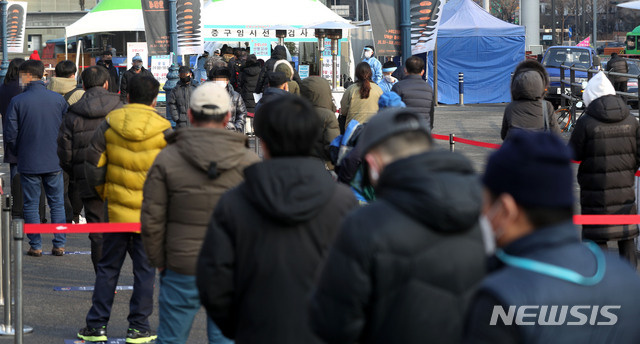 [서울=뉴시스] 홍효식 기자 = 신종 코로나바이러스 감염증(코로나19) 신규 확진자가 1132명으로 집계된 26일 오전 서울 중구 서울역광장에 마련된 임시 선별진료소에서 시민들이 코로나19 검사를 받기 위해 줄지어 대기하고 있다. 2020.12.26. yesphoto@newsis.com
