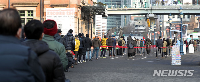 [서울=뉴시스] 홍효식 기자 = 신종 코로나바이러스 감염증(코로나19) 신규 확진자가 1132명으로 집계된 26일 오전 서울 중구 서울역광장에 마련된 임시 선별진료소에서 시민들이 코로나19 검사를 받기 위해 줄지어 대기하고 있다. 2020.12.26. yesphoto@newsis.com