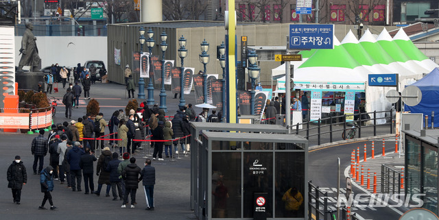 [서울=뉴시스] 홍효식 기자 = 지난 26일 오전 서울 중구 서울역광장에 마련된 임시 선별진료소에서 시민들이 코로나19 검사를 받기 위해 줄지어 대기하고 있다. 2020.12.26. yesphoto@newsis.com