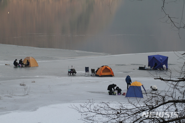 [춘천=뉴시스] 한윤식 기자 = 스키장 셧다운 나흘째인 27일 오후 강원 춘천시 사북면 원평리 춘천호에서 시민들이 얼음낚시를 즐기고 있다. 2020. 12. 27. ysh@newsis.com 